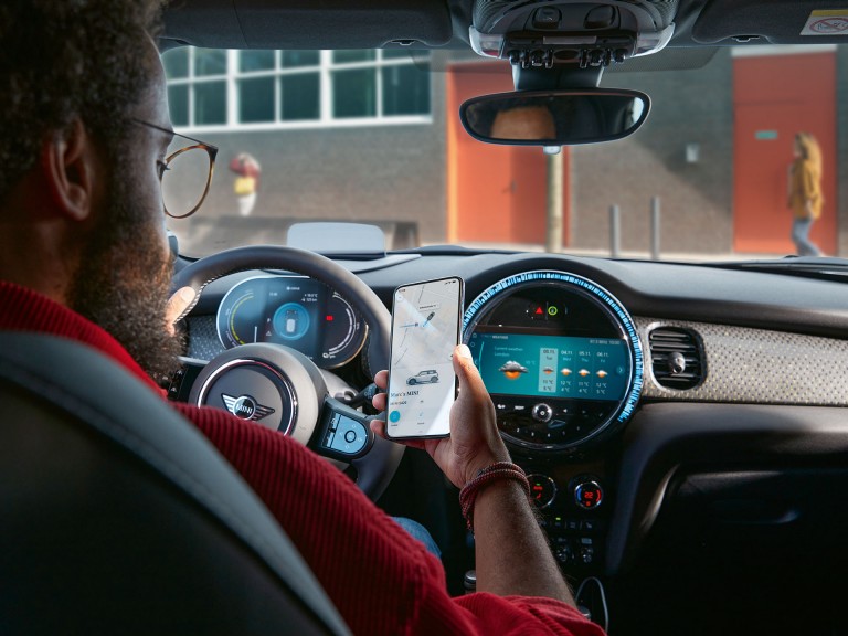 MINI Cooper SE со три врати – кокпит технологија – кабина
