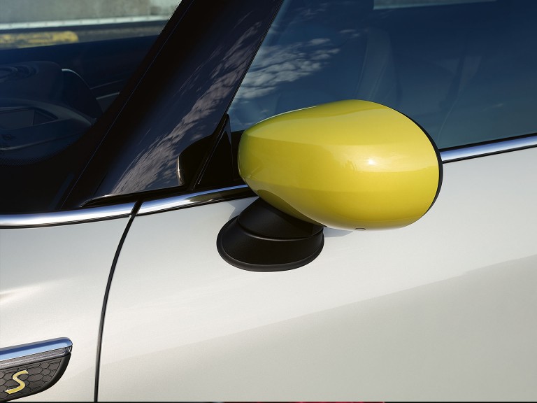 MINI  Cooper SE со три врати – energetic yellow- боја