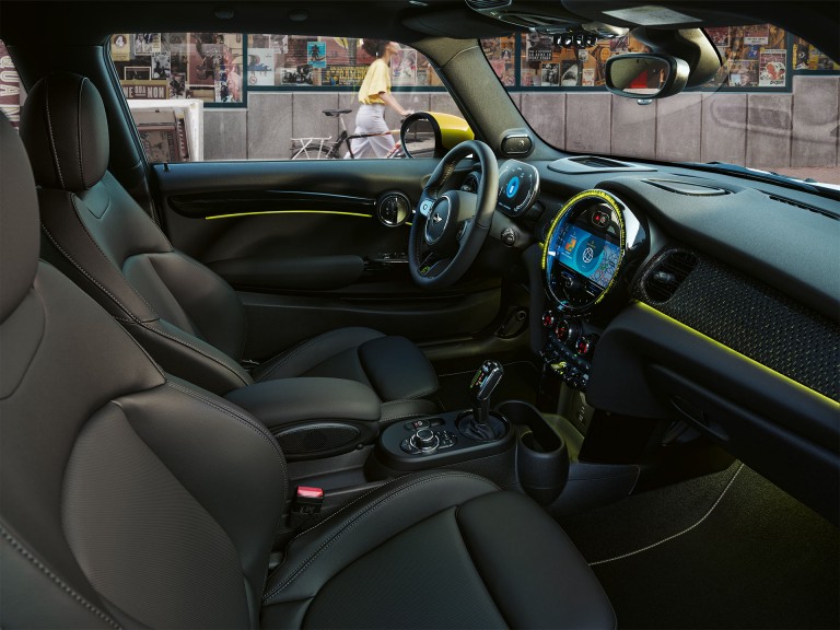 MINI Cooper SE со 3 врати – внатрешност – амбиентално осветлување