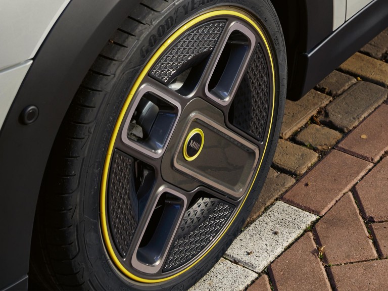 MINI Cooper SE со три врати – тркала од 17"  – power spoke дизајн