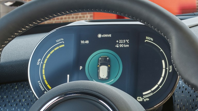 MINI Cooper SE со три врати  – мултифункционална инструмент табла – дигитален тахо