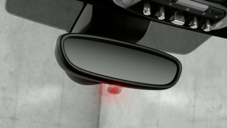 MINI Cooper SE со 3 врати – аларм систем – внатрешност
