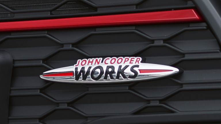 MINI John Cooper Works Clubman - предна решетка - значка JCW