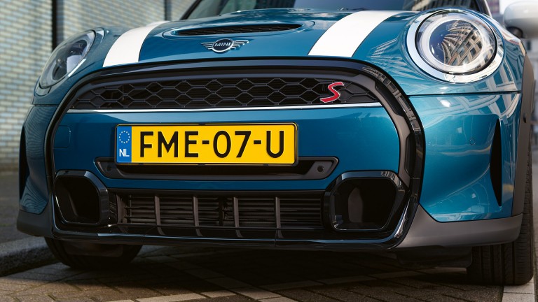 MINI 5-врати Hatch – сино и бело – браник и решетка