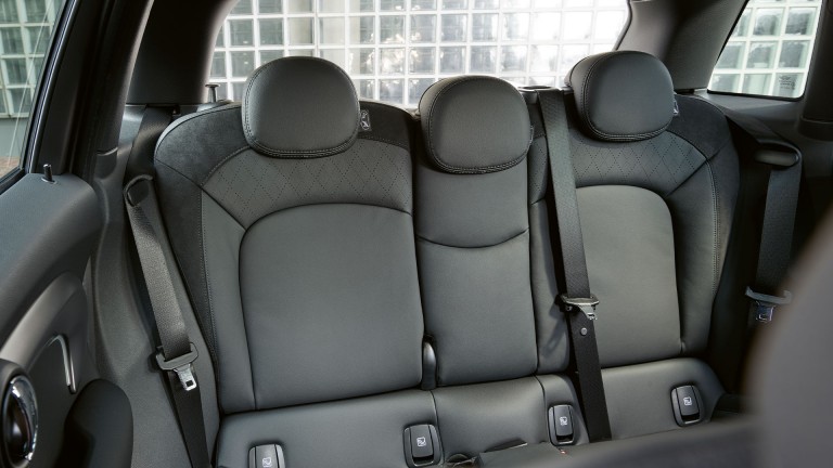 MINI 5-door Hatch – внатрешност –стандарден пакет
