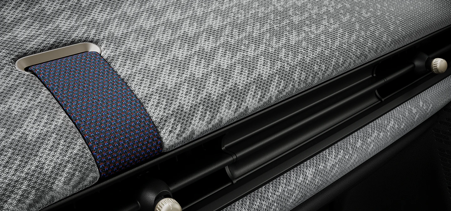 Поглед одблизу на контролната табла со 2D преплет во внатрешноста на MINI Cooper.