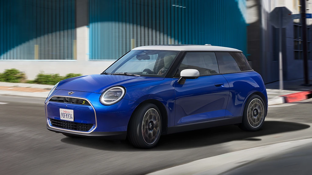 MINI Cooper roulant dans une rue urbaine