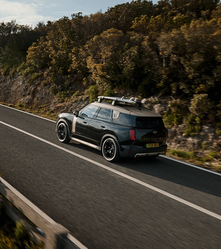 MINI Countryman traversant une intersection urbaine.
