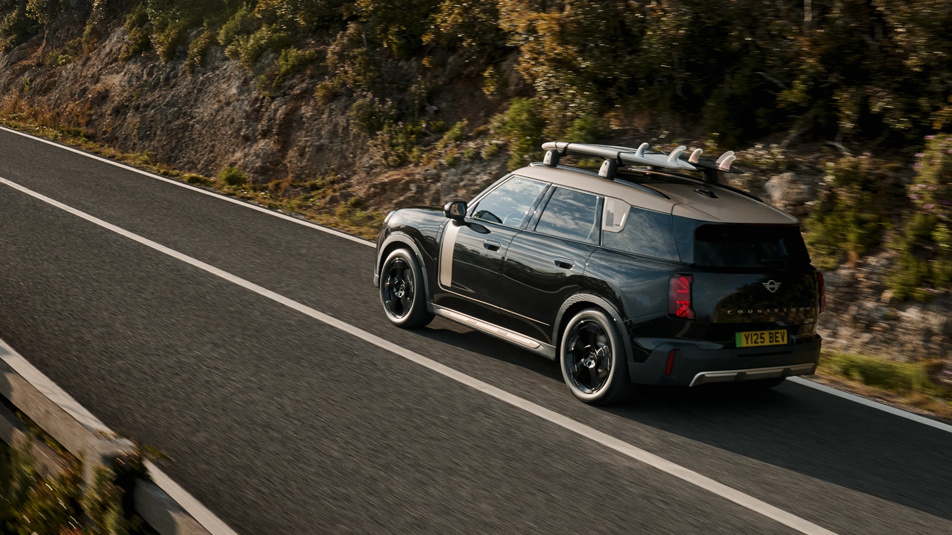 MINI Countryman traversant une intersection urbaine.