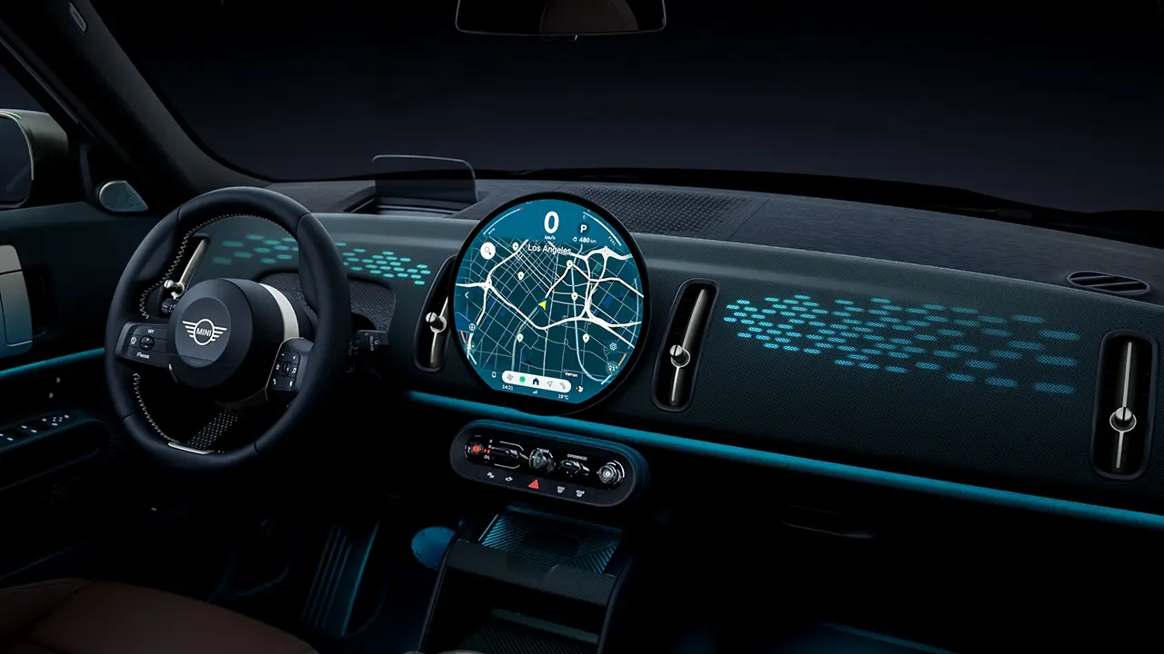 Панорамски поглед на осветлената контролна табла на MINI Countryman