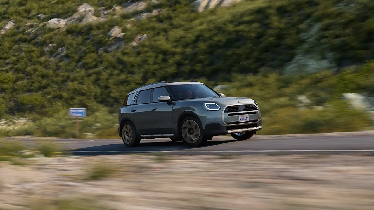 Поглед на MINI Countryman во Smokey Green и омилен стил возење надвор од патот
