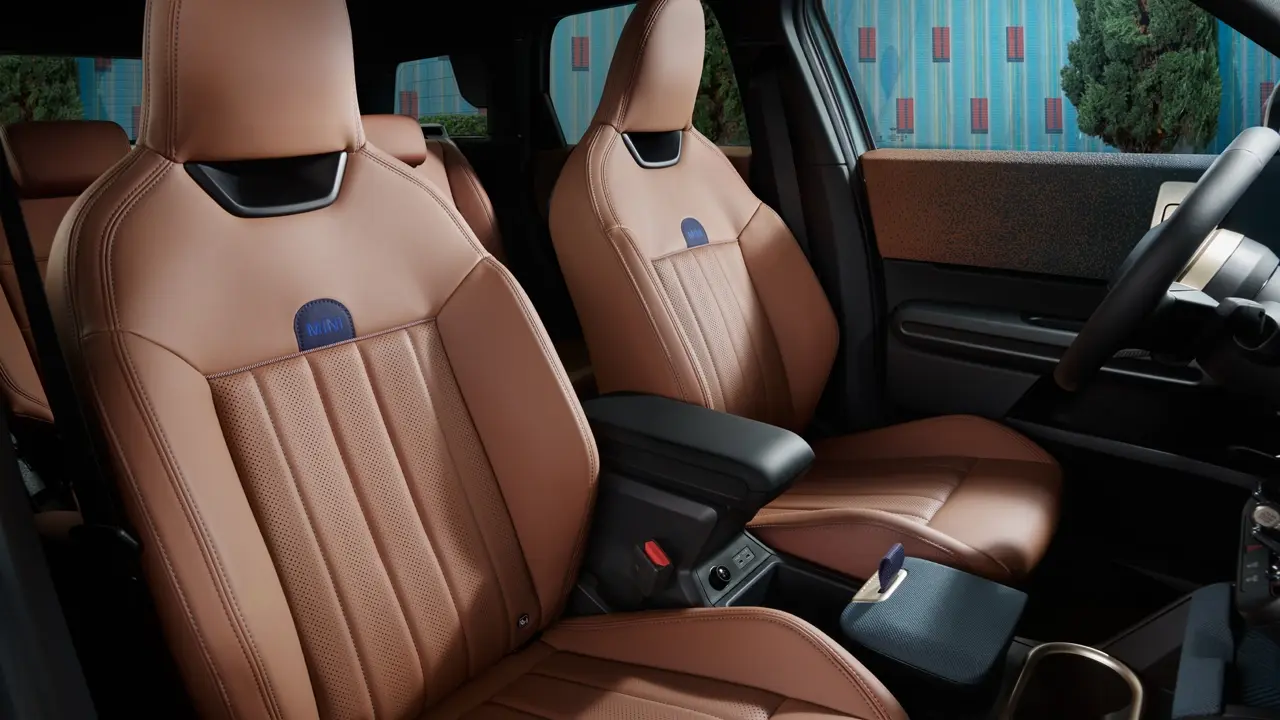 Панорамски поглед на MINI Countryman Favorured Style седиштата во Vintage Brown Vescin од предните седишта до задните седишта