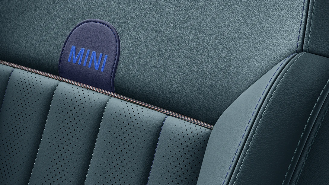 Поглед на седишта на MINI Countryman Favoured Style во Dark Petrol Vescin