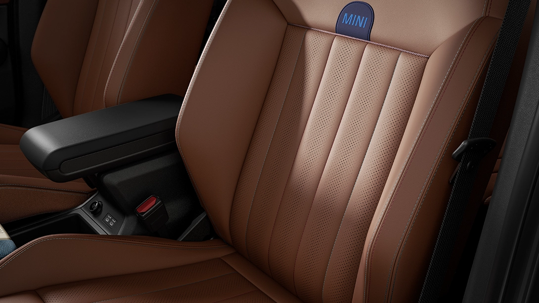 Поглед на наслонот за рака MINI Countryman  Favoured Style со Vintage Brown Vescin седишта