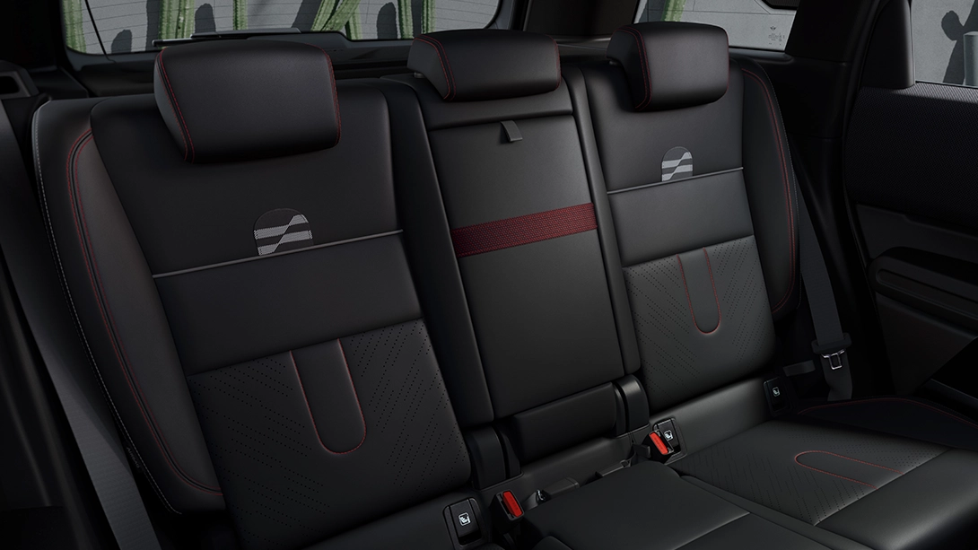 Поглед на задните седишта на MINI Countryman JCW Style во JCW Црна Весцин/Плетена