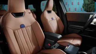 Панорамски поглед на MINI Countryman Favorured Style седиштата во Vintage Brown Vescin од предните седишта до задните седишта