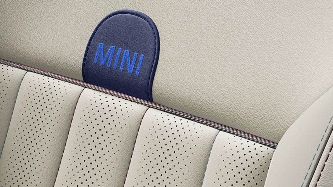 Поглед на седишта на MINI Countryman  Favoured Style во беж Весцин.