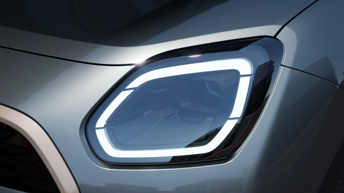 Детален поглед на предните фарови MINI Countryman со вклучено бело светло