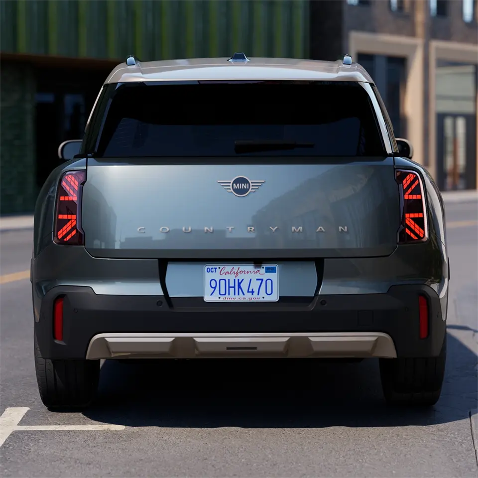 Поглед од задниот дел на паркинг MINI Countryman во Smokey Green со живописен сребрен покрив
