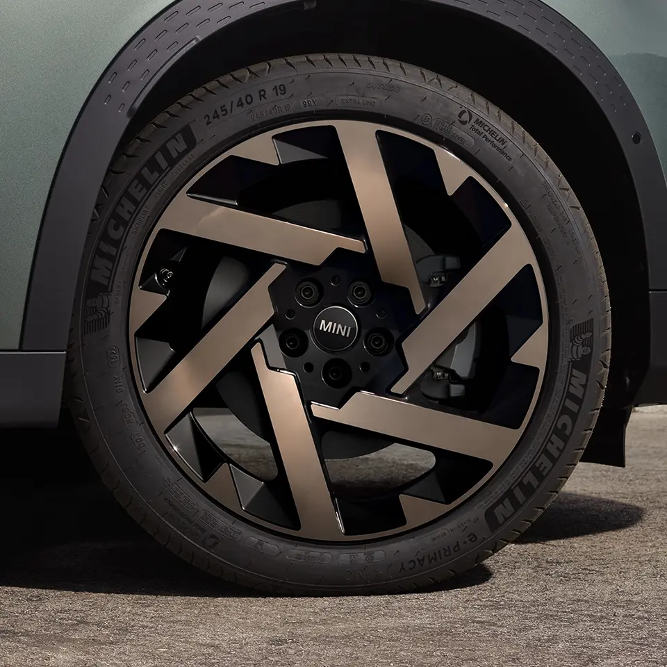 Страничен поглед на раб Kaleido Spoke на MINI Countryman