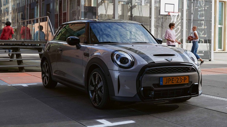 Нов MINI 3-door hatch – сива и црна боја – поглед од напред
