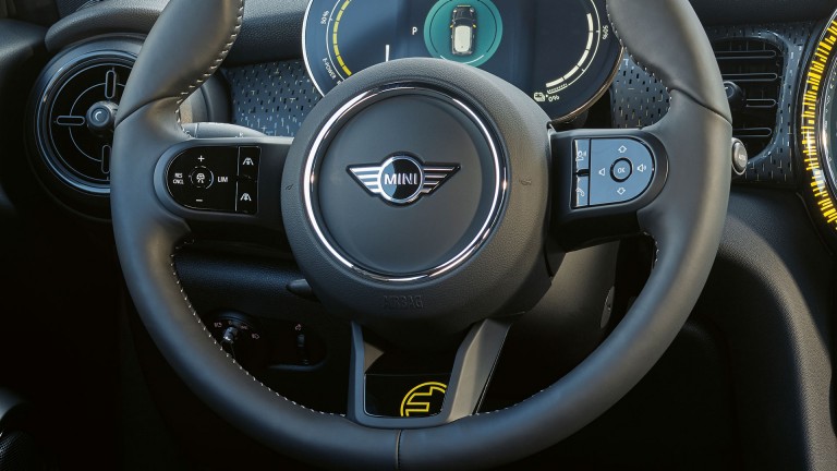 MINI Cooper SE со 3 врати – управувач – nappa кожа