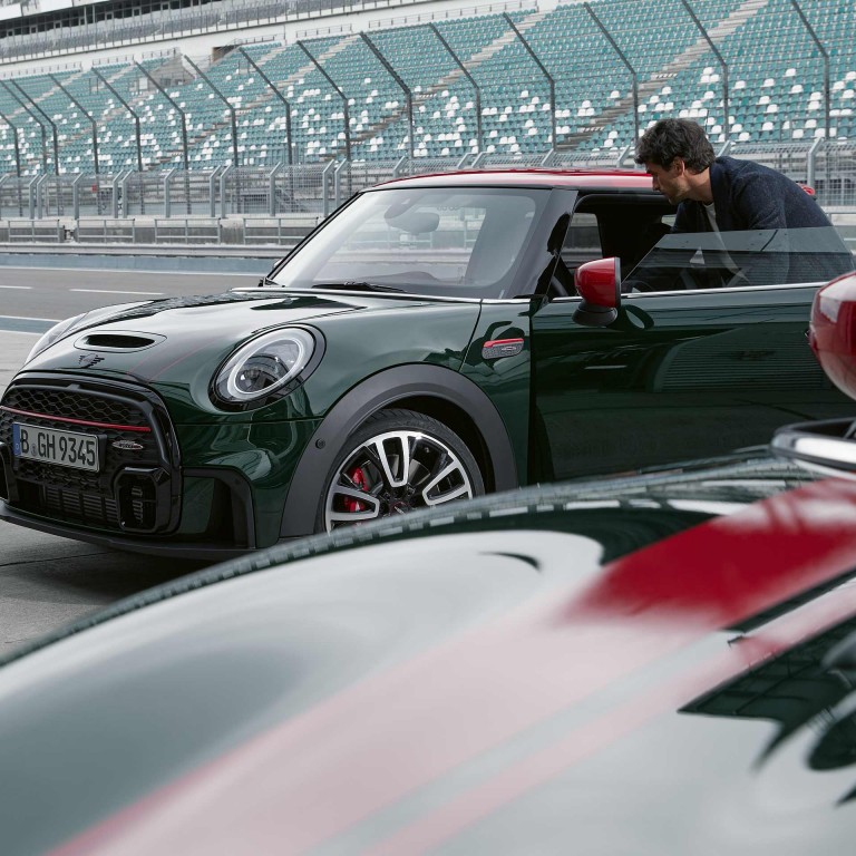 MINI John Cooper Works Clubman - зелен и црвен - поглед од страна