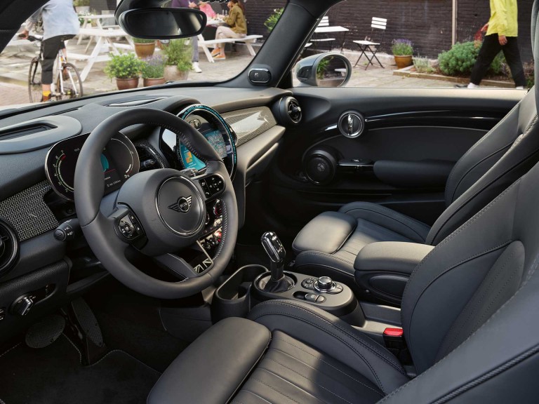 MINI 3-door Hatch – контролна табла и волан - црна кожа