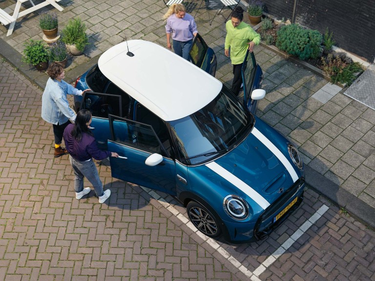 MINI 5-door Hatch – сино и бело – бои
