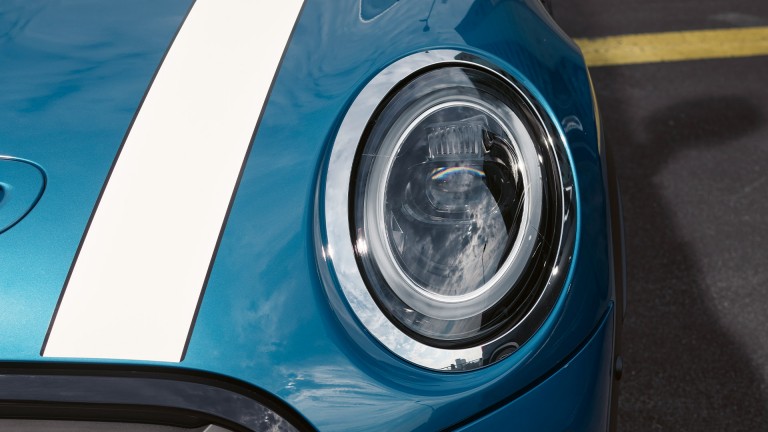 MINI 5-врати Hatch – сино и бело – LED предни светла