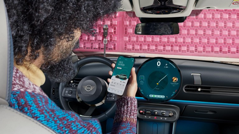 MINI Cooper 3- врати - дигитално искуство - mini апликација