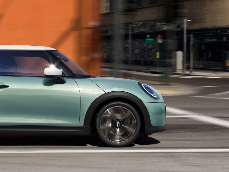 MINI Cooper 3- врати - возечко искуство - следење на околината