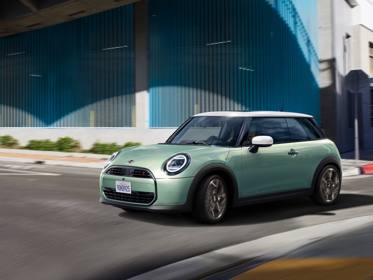 MINI Cooper 3- врати - возечко искуство - максимално чувство на картинг
