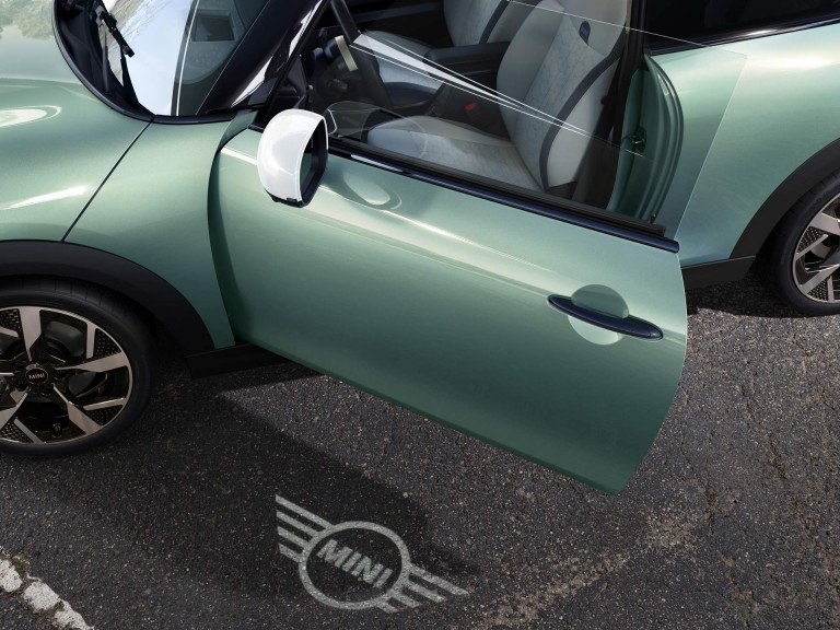 MINI Cooper 3-врати - надворешност- светла за добредојде